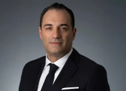 Stellantis, nel 2026 previste 1.400 assunzioni in Francia; Filosa ha rassicurato i sindacati nell&rsquo;incontro a Sochaux