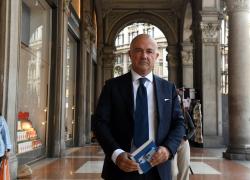 Gianluigi Nuzzi torna in teatro con La Fabbrica degli Innocenti, un viaggio attraverso i casi di cronaca italiana tra inediti e fake news