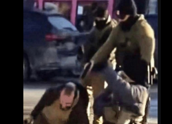 Minneapolis, "Alex Pretti era controllato dall'ICE: una settimana prima di morire 5 agenti gli ruppero una costola mentre protestava"