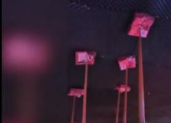 Crans-Montana, pannelli in schiuma del soffitto scollati gi&agrave; prima di Capodanno, le prove nella chat tra il gestore Ga&euml;tan e Moretti 