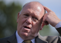 ICE, chi &egrave; Tom Homan, zar del confine "duro ma giusto", premiato dalla Casa Bianca perch&eacute; "Deporta le persone, ed &egrave; molto bravo a farlo"