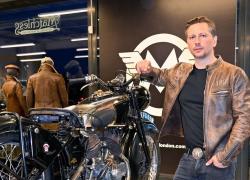 Addio a Michele Malenotti, morto a 42 anni in un incidente in Vespa, nel 2012 lanci&ograve; il brand d'abbigliamento Matchless dopo la vendita di Belstaff a Labelux