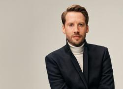 H&M, 2025 chiuso con ricavi netti a &euro;21,6 miliardi (-2,7% sul 2024) e utile operativo stabile a &euro;1,7 miliardi