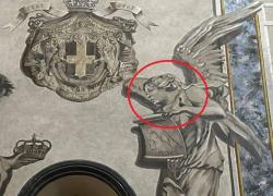 Roma, spunta il volto della Premier Giorgia Meloni sopra il busto marmoreo di Re Umberto II di Savoia
