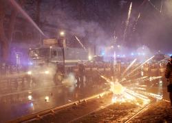 Corteo per il centro sociale Askatasuna a Torino: scene di guerriglia urbana e deplorevole pestaggio di un agente di polizia