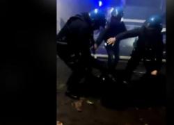 Scontri Torino, uomo circondato e preso a manganellate da pi&ugrave; agenti di polizia, lui: "Sono un fotografo", ma violenza continua - VIDEO