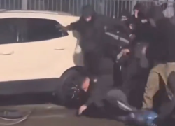 Torino, poliziotto 29enne Calista aggredito e picchiato a calci, pugni e martellate al corteo pro Askatasuna - il VIDEO del pestaggio