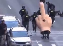 Minneapolis, "protestante travestito da dito medio scappa dagli agenti ICE sfrecciando in discesa con una sedia da ufficio a rotelle" - VIDEO