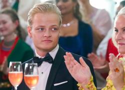 Norvegia, il figlio maggiore della principessa Mette-Marit arrestato il giorno prima del processo, avrebbe compiuto nuovi reati nel weekend. Sconcerto nella Casa Reale