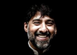 La riduzione del sorriso come segno di una societ&agrave; che ha imparato a vivere in un&rsquo;epoca di conflitti latenti e crisi multiple
