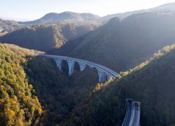 Autostrade per l'Italia, la mostra alla Triennale di Milano sulle infrastrutture autostradali come vie di accesso, connessione e accoglienza