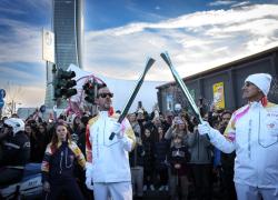 Milano cortina 2026, la fiamma olimpica arriva a Milano, protagonisti Simone Barlaam, Mahmood, Il Milanese Imbruttito