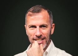 TIM, via libera a conversione rnc, esborso finanziario da &euro;700 mln; a Poste Italiane &euro;12,7 mln cash, a Davide Leone &euro;88 mln