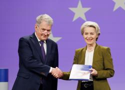 Ucraina, Ue verso inviato speciale per dialogare con Putin, il finlandese Niinist&ouml; in pole, in lista anche Draghi e Merkel 