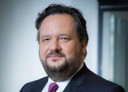 Soci&eacute;t&eacute; G&eacute;n&eacute;rale chiude il 2025 con ricavi record a &euro;27,3 mld (+1,7%), utile netto a &euro;6,0 mld (+36%) e dividendo a &euro;1,61 per azione