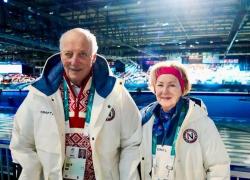 Re Harald V e la Regina Sonja sono in Italia per sostenere gli atleti norvegesi ai Giochi olimpici invernali di Milano-Cortina 2026. Qualche giorno di svago per non pensare ai guai di casa loro 