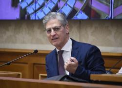 Olimpiadi Milano-Cortina 2026, Paolo Petrecca fermato dalla Rai dopo le gaffe: "Non condurr&agrave; la cerimonia di chiusura"