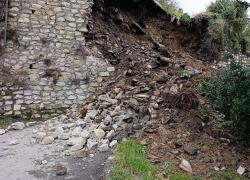 Camogli, crolla muragliene e isola i pazienti dell'istituto cardiovascolare, l'unica strada percorribile attraversa un bosco