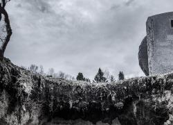 Foibe, memoria selettiva e propaganda: come la destra trasforma una tragedia storica in un luna park identitario a uso elettorale