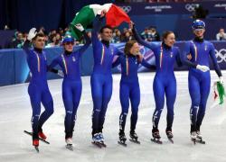 Olimpiadi Milano Cortina 2026, 2&deg; oro per l&rsquo;Italia: vittoria nella staffetta mista di short track con Confortola, Fontana, Nadalini e Sighel
