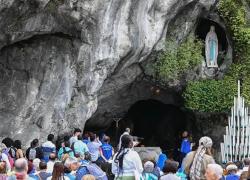 Come sempre l'11 febbraio ci ricorda uno dei pi&ugrave; grandi scandali per la societ&agrave; di oggi: Lourdes, dove ogni anno sei milioni di uomini e donne vanno a testimoniare che c'&egrave; Altro...