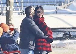 Andrea Iannone e Roc&iacute;o Mu&ntilde;oz Morales fidanzati? Beccati in atteggiamenti affettuosi a Lugano, lui la abbraccia da dietro e la bacia