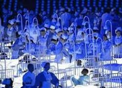 Olimpiadi Londra 2012, il VIDEO cerimonia d'apertura che anticipa 'pandemia' Covid e obblighi vaccinali: letti d'ospedale, dottori e infermieri