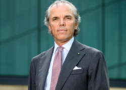 Epstein files, Brachetti Peretti tratt&ograve; col finanziere per cedere gruppo Api nel 2014, Jeffrey: "commissione 5%, se accordo fallisce parliamo di donne"