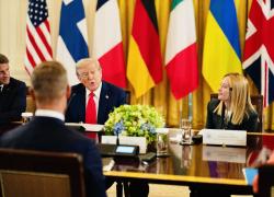 Meloni sospesa tra Trump e le urne: il doppio gioco della premier nel corridoio stretto del potere, il ruolo di Sergio Mattarella
