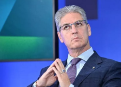 Olimpiadi Milano-Cortina, direttore RaiSport Petrecca si dimette dopo gaffe di telecronaca per cerimonia d'apertura; Lollobrigida ad interim