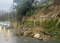 Genova, piove in  tutta la citt&agrave; e l'acqua fa crollare un muraglione sotto un condominio, 52 persone evacuate nella notte