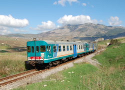 Trapani, 17enne tunisino non si accorge dell'arrivo del treno e muore investito: "costeggiava i binari con le cuffie alle orecchie"