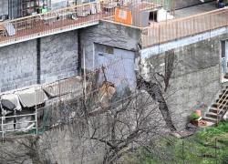 Genova, dopo il crollo del muraglione in via Napoli in arrivo i sensori per monitorare il palazzo, si temono altri smottamenti 