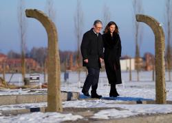 Moglie Starmer ebrea, primo ministro Uk volato in Polonia con i figli, visita a casa bisnonni giudei a Varsavia &ldquo;scappati dai nazisti&rdquo;