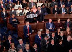 Stato dell'Unione, ex giudice di pace dem Al Green espulso dal Congresso dopo aver mostrato cartello "I neri non sono scimmie" - VIDEO