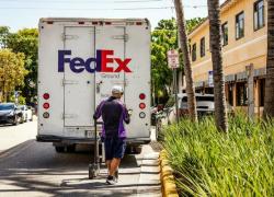 FedEx cita governo Usa e chiede "rimborso completo" dopo tariffe invalidate da Corte Suprema: &egrave; la prima causa di risarcimento dazi