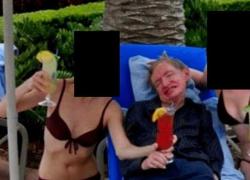 Epstein files, spunta foto del 2006 di Stephen Hawking ai Caraibi con due donne in bikini, la famiglia: "Erano le badanti"