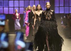 
Nero carnale, gotico e conturbante, per lo show di Roberto Cavalli che veste la parte oscura dell&rsquo;anima femminile
