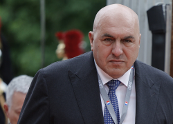 L'Italia sa sempre coprirsi di ridicolo anche durante le tragedie: il nostro Ministro della Difesa bloccato a Dubai. Che ci faceva?