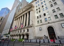 Azioni USA a rischio per valutazioni record e dollaro debole previsto a 1,22 sull&rsquo;euro, pesa anche l&rsquo;inflazione
