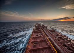 Blocco dello stretto di Hormuz, petrolio a $80 al barile nel pre-market, assicurazioni sulle navi a $100mila, +50%