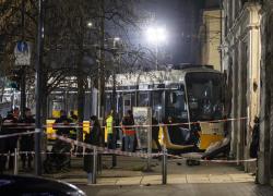 Tram deragliato a Milano, indagato l&rsquo;autista per disastro ferroviario, omicidio colposo e lesioni, sequestri in sede Atm