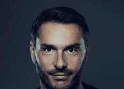 Golden Goose risultati 2025, ricavi netti per &euro;734 mln (+15%), EBITDA a &euro;248,3 mln, disponibilit&agrave; liquida di &euro;94,4 mln