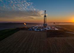 L&rsquo;Iran ha chiuso lo stretto di Hormuz, petrolio a 81 $ al barile (+4,27%) e gas a 55 $ (+25%), centinaia di navi bloccate