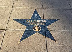 Usa, spunta &ldquo;Epstein Walk of Shame&rdquo; vicino Casa Bianca, stelle con nomi vip in rapporti con Jeffrey: da Clinton a Gates a Musk