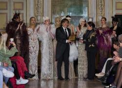 Anton Giulio Grande stilista e Presidente della Calabria Film Commission riceve il Premio Best Womenswear Designer nella suggestiva Villa Borromeo a Milano
