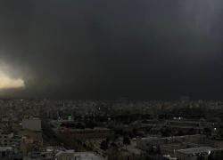 Iran, allarme pioggia acida a Teheran dopo raid Usa-Israele su siti petroliferi, protezione civile: "Dannosa per pelle e polmoni"