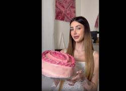 Michelle Comi si fa fare una torta al gusto della "sua vagina": "Auguri a lei dopo un anno dall'intervento con cui &egrave; tornata come nuova" - VIDEO