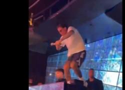 Fabrizio Corona sbatte la testa sul soffitto di una discoteca salendo sulla consolle, poi alza le braccia in segno di vittoria - VIDEO