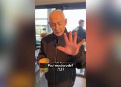 Netanyahu al bar replica a chi lo ritiene morto: "Sto benissimo, prendo un caff&egrave;, ho 5 dita, colpiamo duramente Libano e Iran" - VIDEO